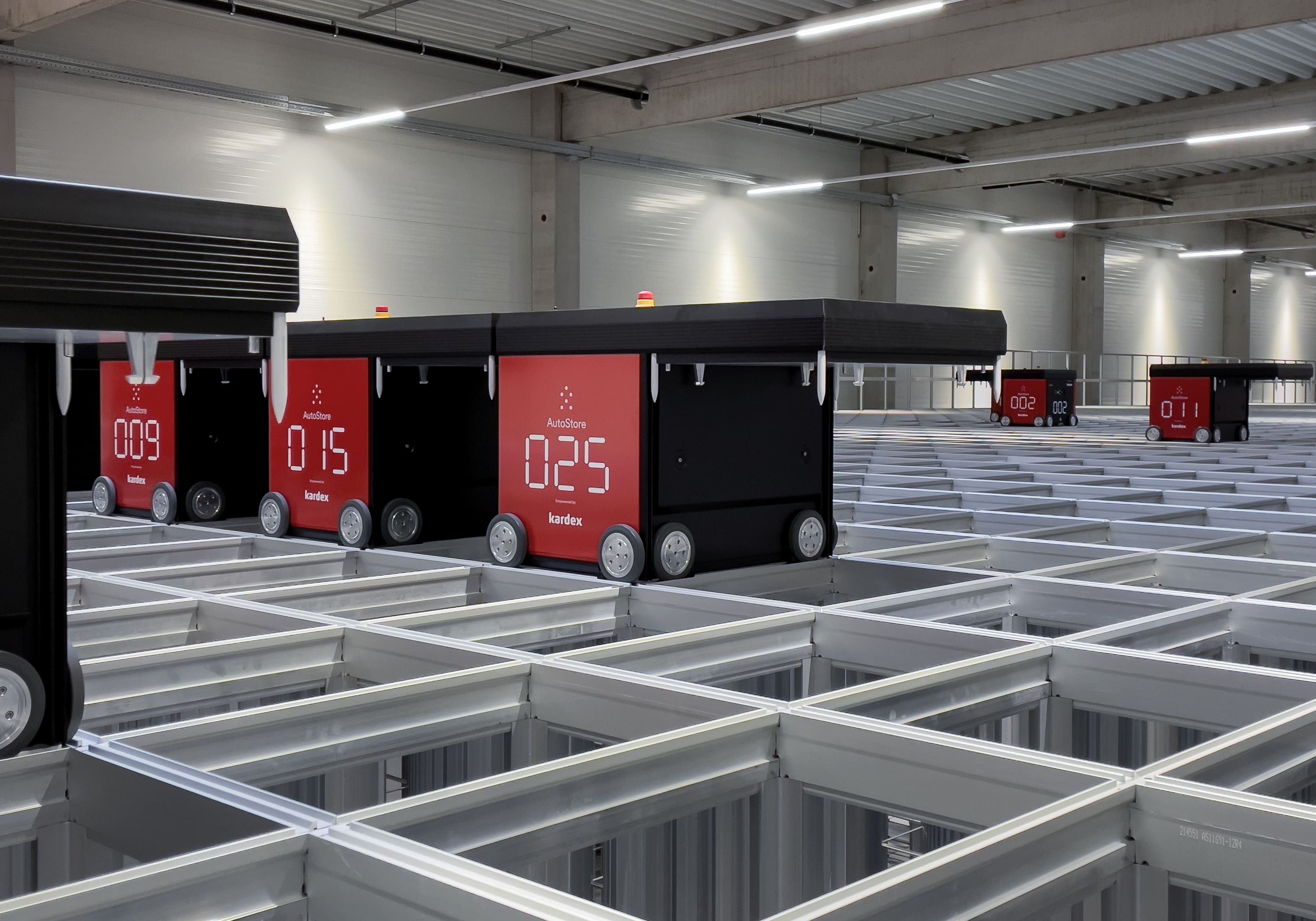 Kardex nimmt die weltweit erste große AutoStoreAnlage mit R5+ Robotern